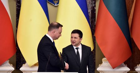 Rosyjskie konwoje zmierzają na Kijów. Poruszająca rozmowa Dudy z Zełenskim