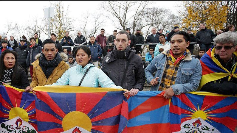 Na zdjęciu kibice z flagami Tybetu