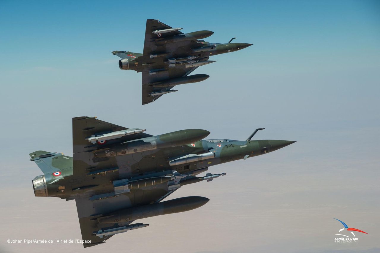 A pair of French Mirage 2000D in flight.