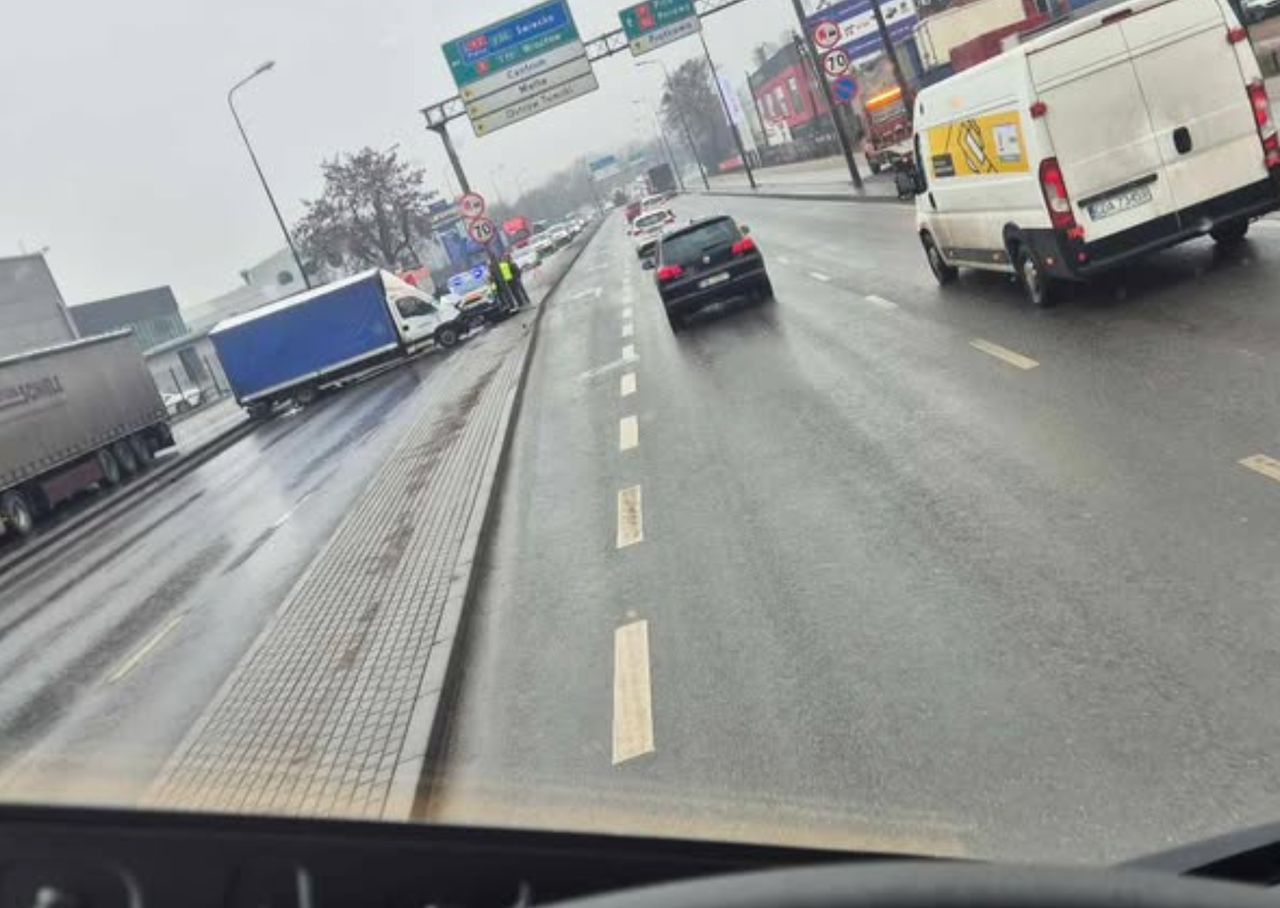 Wypadek i ogromne korki na ul. Bałtyckiej w Poznaniu