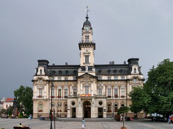 Sądecki ratusz pięknieje w oczach. Widać już fragmenty nowej elewacji i miedzi na dachu