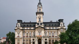 Sądecki ratusz pięknieje w oczach. Widać już fragmenty nowej elewacji i miedzi na dachu