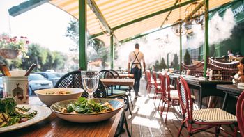 Zamykają lokale, odwołują rezerwacje. Upały pokonały restauratorów