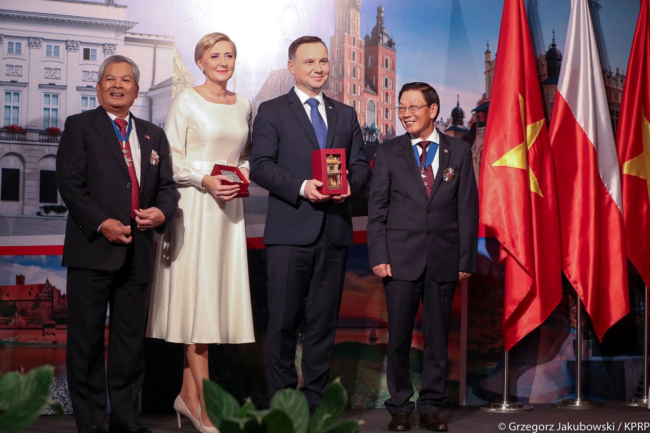 Agata Duda w białej sukience Eli Piorun w Wietnamie (fot. prezydent.pl)