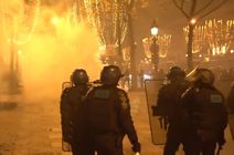 Niespokojna noc w Paryżu. Świętowanie zamieniło się w walkę z policją (WIDEO)