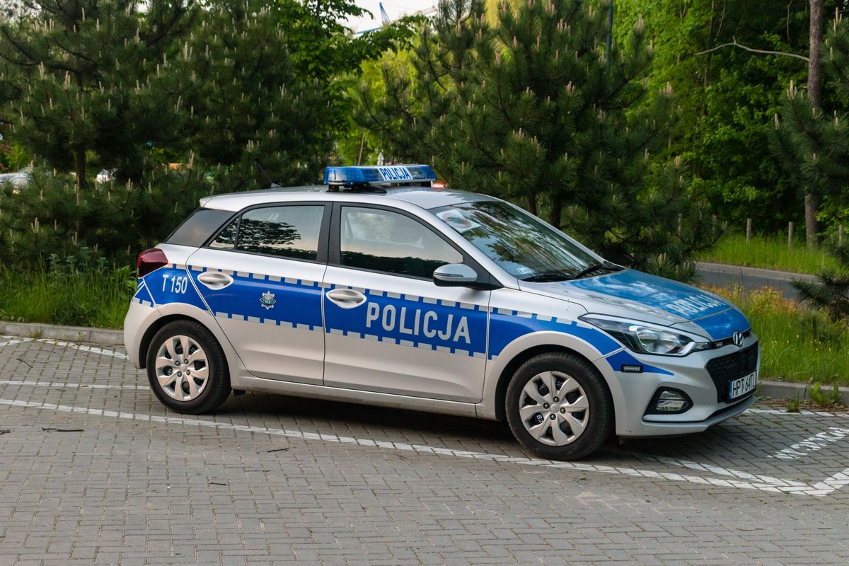 Warszawa.  W czasie, gdy policjanci interweniowali w sprawie pobicia na plaży Poniatówka, ktoś uszkodził zaparkowany radiowóz 