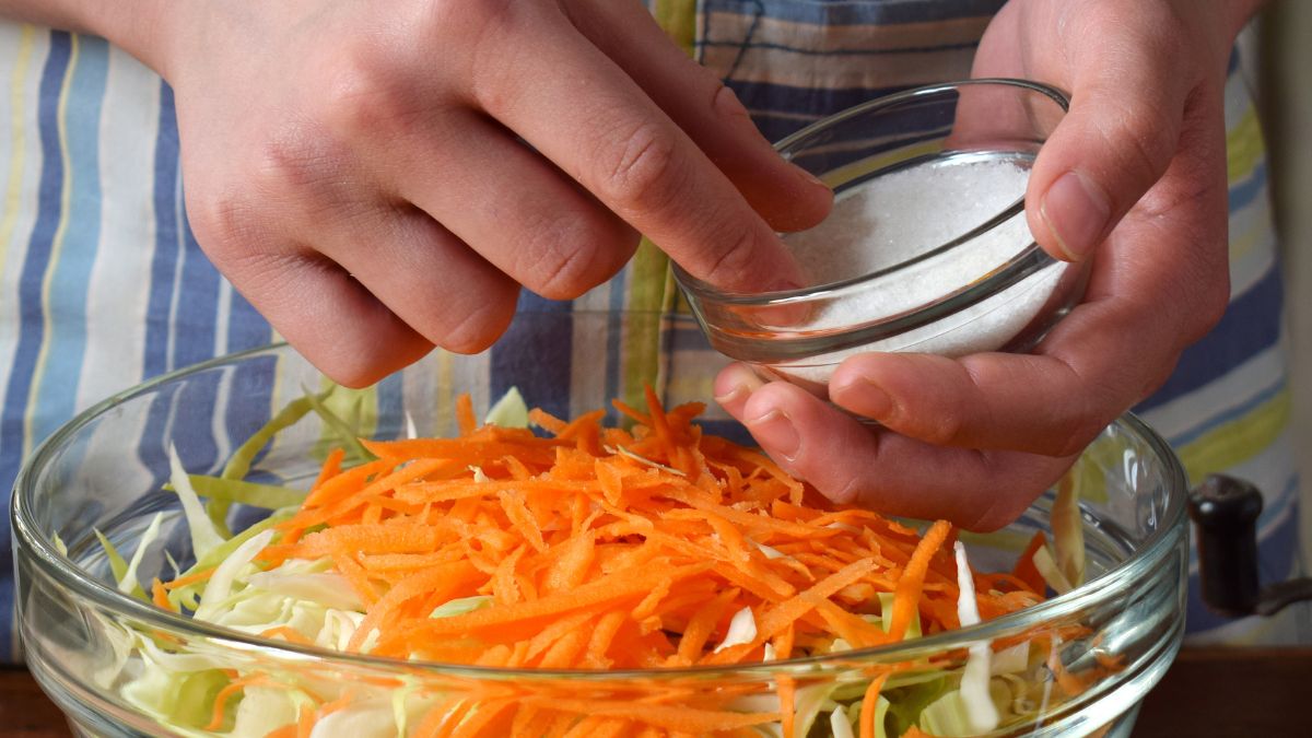 Ile dodać soli do kiszonej kapusty?