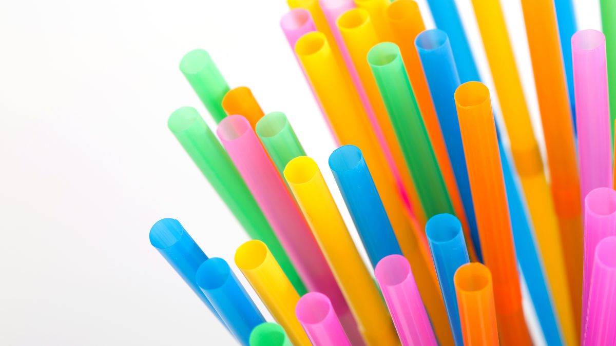 Jak słomki pomogą wyczyścić twojego smartfona?