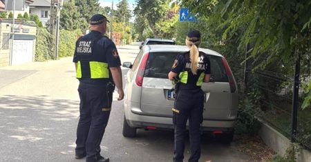 Wpadła do lokalu i usiadła na ramieniu. Do akcji zaangażowano Ekopatrol