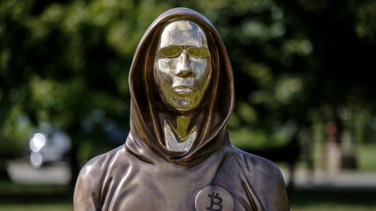 Pomnik Satoshi Nakamoto w parku w Budapeszcie