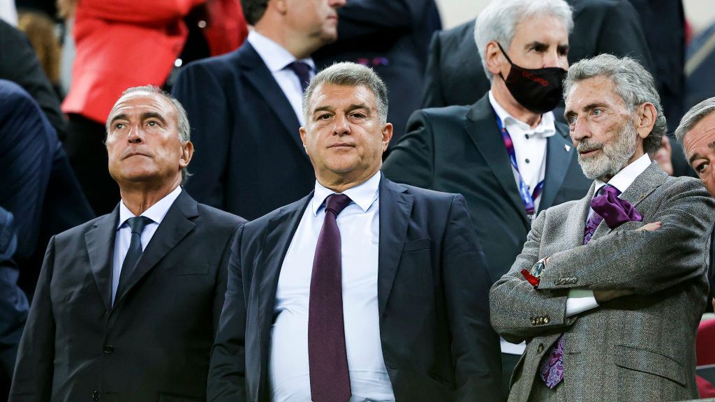 Getty Images /  David S. Bustamante/Soccrates / Na zdjęciu: Joan Laporta (w środku)