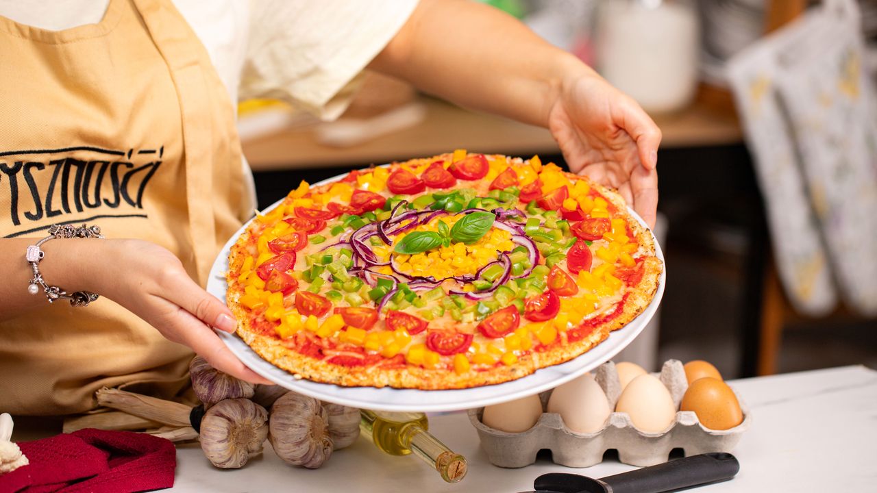 Kolorowa pizza na kalafiorowym spodzie. Lżejsza wersja bez wyrabiania i czekania
