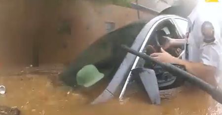 Samochód jak śmiertelna pułapka. Powódź uwięziła kierowcę