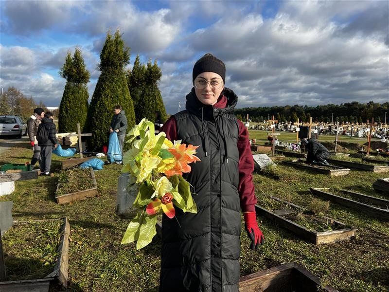 Wrocław: Pracownicy MOPS-u pokazują, co znaczy pamięć o zmarłych. Sprzątają groby dawnych podopiecznych