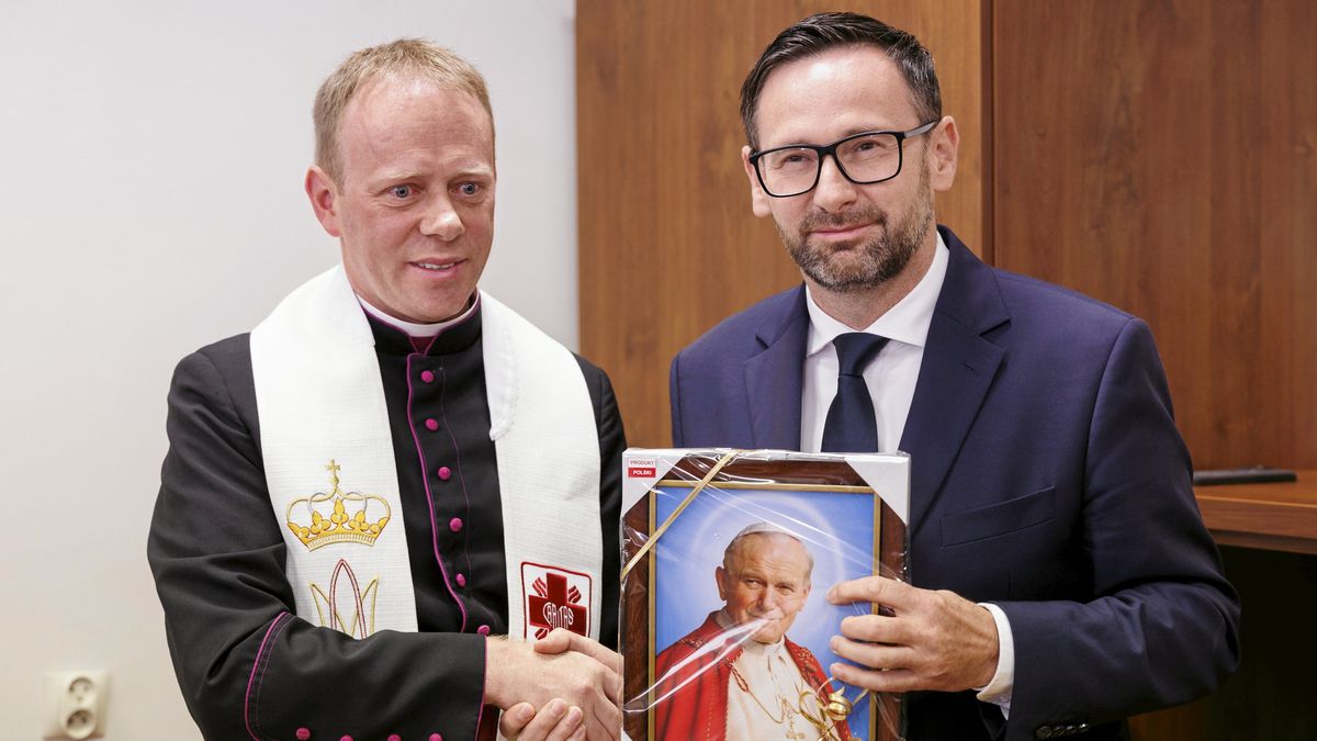 Europoseł PiS Daniel Obajtek  i dyrektor Caritas Diecezji Rzeszowskiej ks. Piotr Potyrała  podczas oficjalnego otwarcia biura poselskiego europosła 