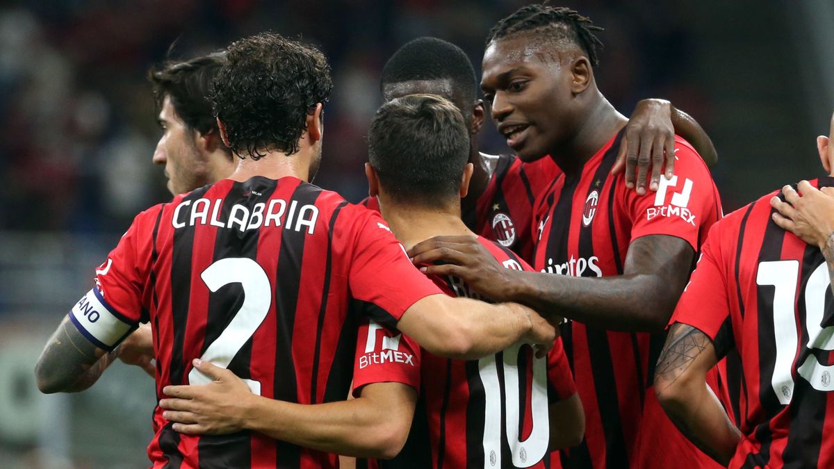 Zdjęcie okładkowe artykułu: PAP/EPA / MATTEO BAZZI / Na zdjęciu: piłkarze AC Milan cieszą się z gola