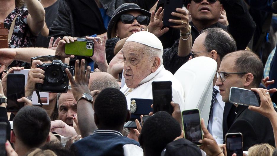 Holy Mass Easter Sunday and Urbi et Orbi Blessing in Vatican
epaselect epa12042360 Pope Francis greets the faithful after the Urbi et Orbi blessing following the Easter Mass in Saint Peter's Square, in Vatican City, 20 April 2025.  EPA/ANGELO CARCONI 
Dostawca: PAP/EPA.
ANGELO CARCONI
epaselect
