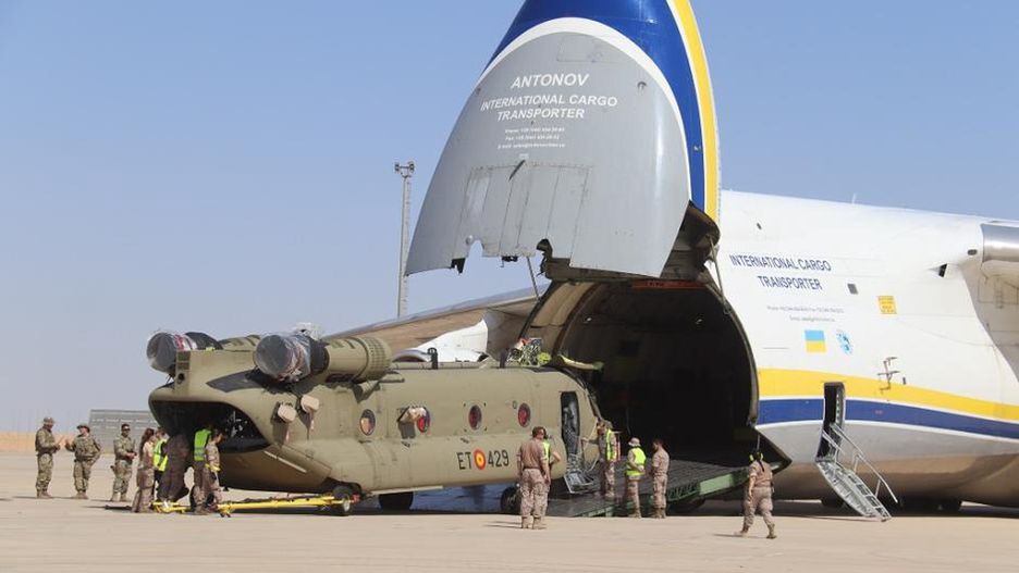 Załadunek Chinook F na pokład An-124
