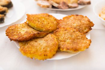 Placki ziemniaczane jak u babci. Są obłędnie chrupiące dzięki jednemu składnikowi i nie piją tłuszczu