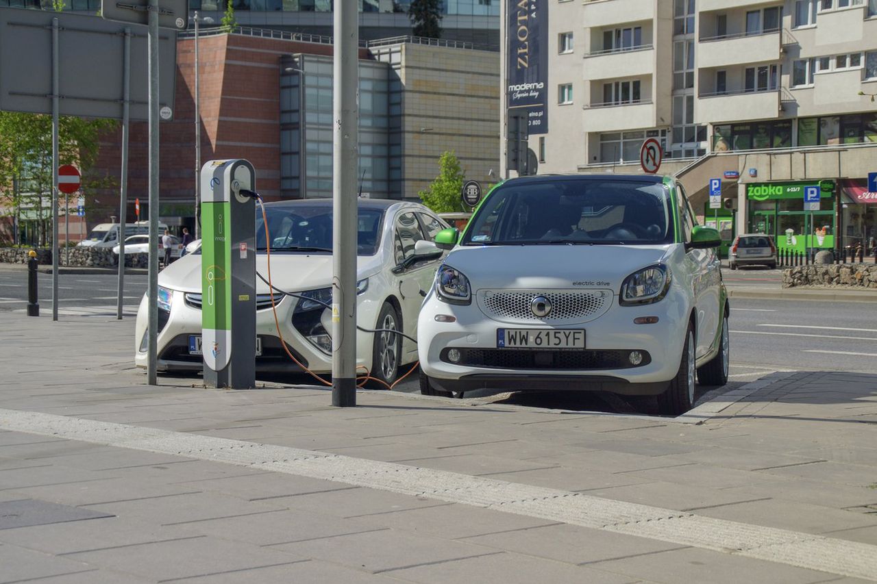 Elektromobilność w Polsce ma się kiepsko. Mało aut, niewiele ładowarek