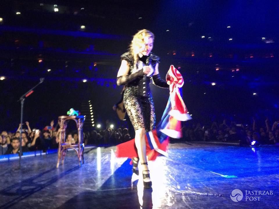 Madonna z polskim szalikiem na Rebel Heart Tour w Czechach (fot. grabari.pl)