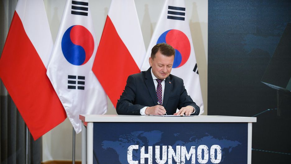 Warszawa, 19.10.2022. Wicepremier, minister obrony narodowej Mariusz Błaszczak podczas uroczystości podpisania umowy na koreańskie wyrzutnie Chunmoo, 19 bm. w siedzibie Departamentu Wojskowych Spraw Zagranicznych Ministerstwa Obrony Narodowej w Warszawie. (ad) PAP/Marcin Obara