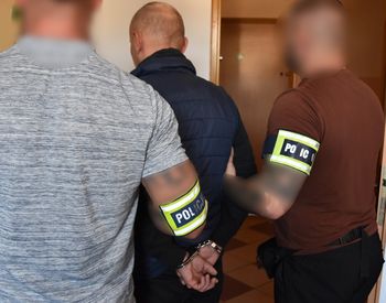 Wołomin: Poszukiwany czerwoną notą Interpolu w rękach policjantów. Mężczyzna ścigany był za przestępstwo przeciwko wolności seksualnej oraz podwójne zabójstwo