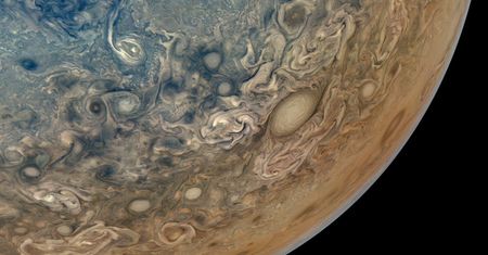 Wiatr tutaj wieje 2000 km/h. Jowisz i Neptun różnią się od siebie