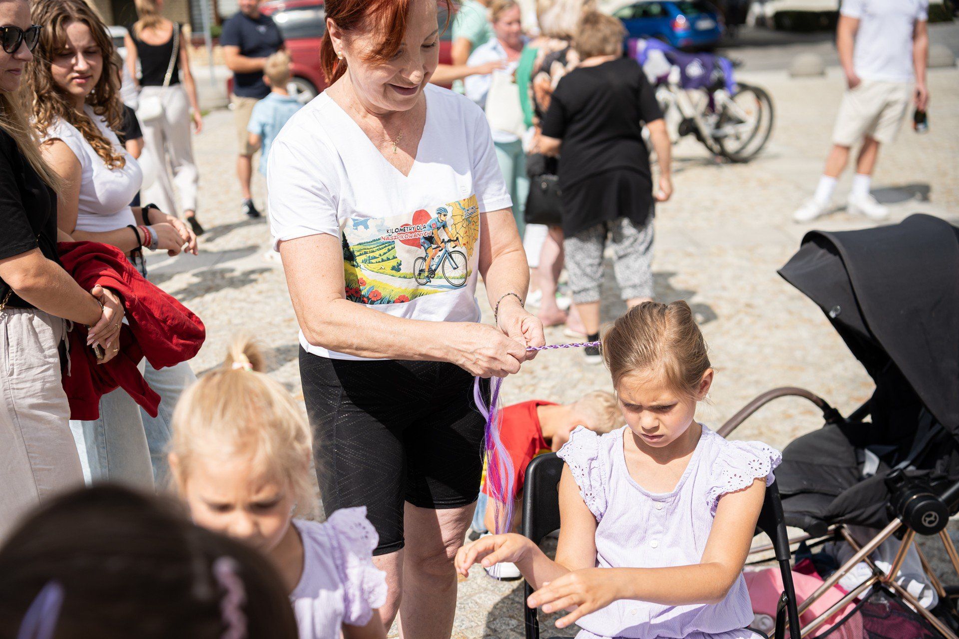 W niedzielę, 17 sierpnia, Rynek 11 Listopada w Choroszczy wypełnił się mieszkańcami, którzy przyszli powitać niezwykłego gościa. Po ponad miesiącu zmagań i przejechaniu ponad 3400 kilometrów przez całą Polskę, Krzysztof Mróz - właściciel Kriss Catering - zakończył swoją charytatywną wyprawę rowerową. Jego wyczyn wzbudził ogromny podziw, a przede wszystkim miał szczytny cel - wsparcie podopiecznych Fundacji Naszpikowani.