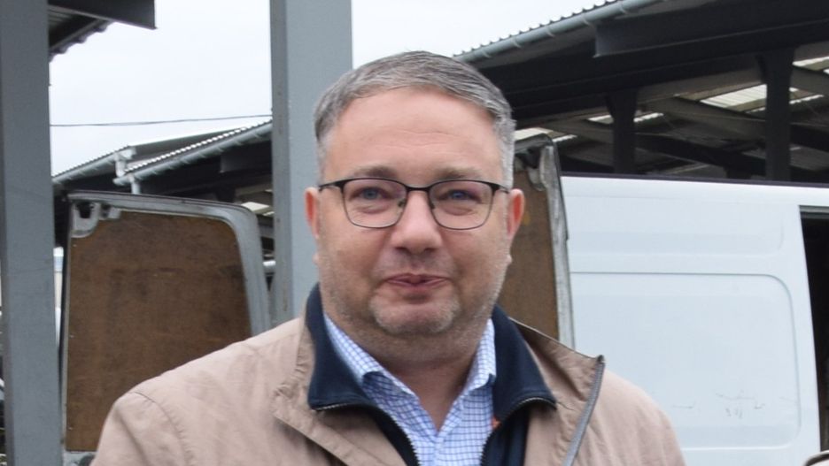 Dawid Mazurkiewicz, radny PiS w Zduńskiej Woli atakuje, choć nic o tym nie wie. Chodzi o obcokrajowców. Dziwaczne zachowanie policji