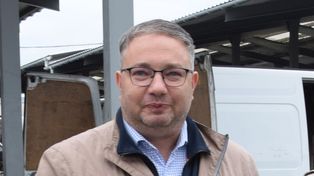Dawid Mazurkiewicz, radny PiS w Zduńskiej Woli rozpętał awanturę. Chodzi o obcokrajowców. Dziwaczne zachowanie policji