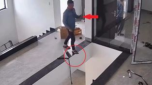 Szedł i patrzył w telefon. Dramat na budowie. Film mówi wszystko