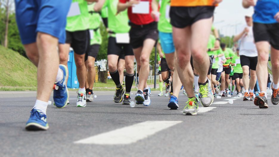 bieganie, biegacze, maraton, jogging, sport, odchudzanie, bieg uliczny, postanowienie, zdrowie, zawody, rywalizacja, fit, moda, buty, impreza sportowa, tilt-shift, meta, finiszowanie, impreza masowa, sukces, atletyka, miasto, asfalt