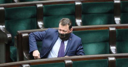 Koronawirus w Polsce. Zamieszanie wokół DPS-u w Gdańsku. Mariusz Błaszczak odwołał dyrektora szpitala