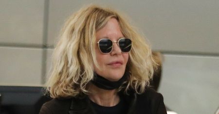 Odmieniona 62-letnia Meg Ryan sfotografowana na lotnisku w Los Angeles.  Poznalibyście ją?