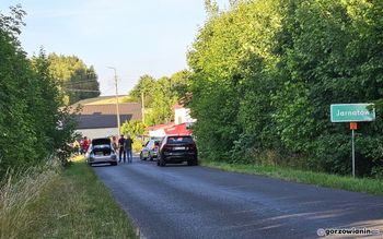 Pijany kierowca potrącił matkę i córkę przed domem. 59-latka nie żyje