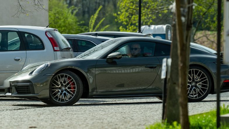 Ojciec i siostra Igi Świątek w aucie za ponad milion złotych