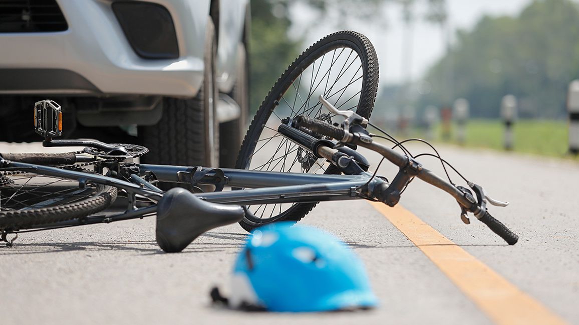 Wypadek z udziałem rowerzysty - rower potrącony przez samochód