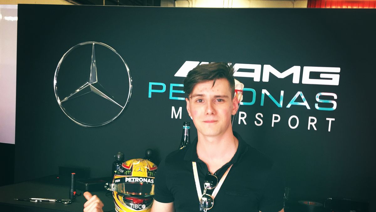 Patryk Krutyj w garażu Mercedesa