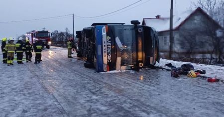 Groźny Wypadek Autobusu w Gołębiach. Autobus przewrócił się na bok,  20 rannych. Policja bada przyczyny wypadku.