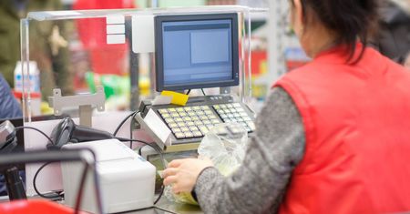 Sprzedawca jest ci winny grosik? Lepiej się z nim nie kłóć