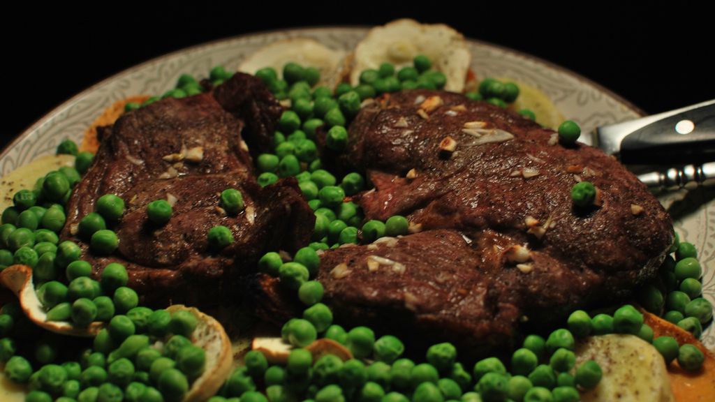 Szybko smażony kotlet/stek z udźca z jagnięciny nowozelandzkiej z kością (samo mięso)