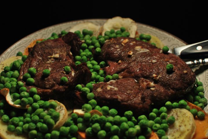 Szybko smażony kotlet/stek z udźca z jagnięciny nowozelandzkiej z kością (samo mięso)