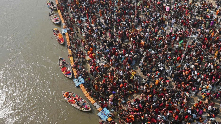 15 os�b stratowanych w wyniku paniki na festiwalu Kumbh Mela
Pilgrims gather to take a holy dip at Sangam, the confluence of the Ganges, Yamuna and mythical Saraswati rivers, on the occasion of 'Mauni Amavasya' during the Maha Kumbh Mela festival in Prayagraj on January 29, 2025. A stampede at the world's largest religious gathering killed at least 15 people with many more injured, a doctor at the Kumbh Mela festival in northern India told AFP. (Photo by Niharika KULKARNI / AFP)
NIHARIKA KULKARNI
