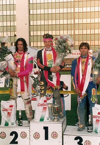Sławomir Drabik na najwyższym stopniu podium IMP 1996. Obok niego Adam Łabędzki i Roman Jankowski. (fot. Karol Zagził)