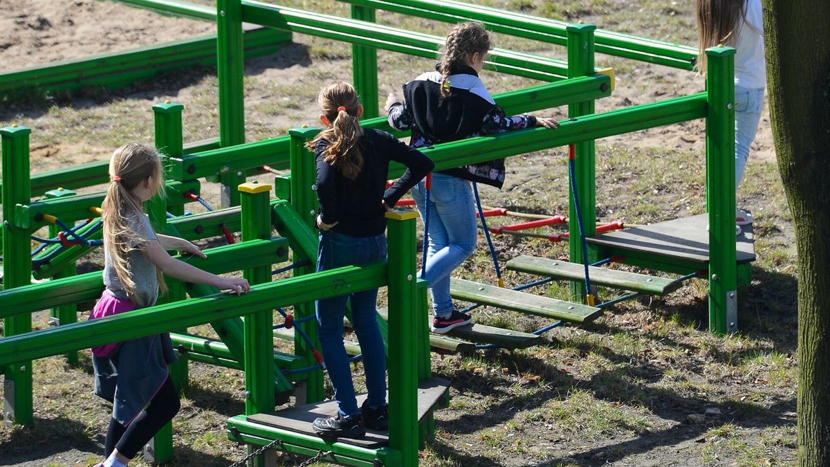 Wiosna 2018
Fot. Adam Staskiewicz/East News, Sieradz, 04.04.2018. Oznaki wiosny. Szkolny plac zabaw, dzieci w czasie przerwy.
Adam Staskiewicz
