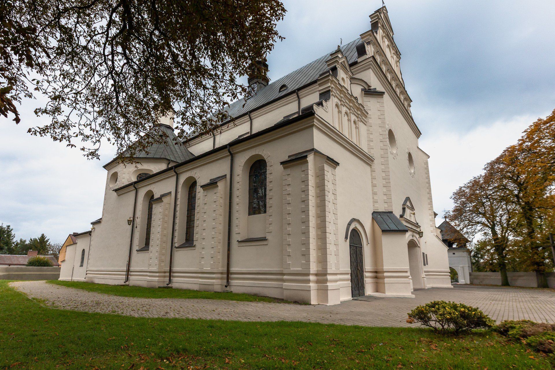 Widok na kościół od północy.