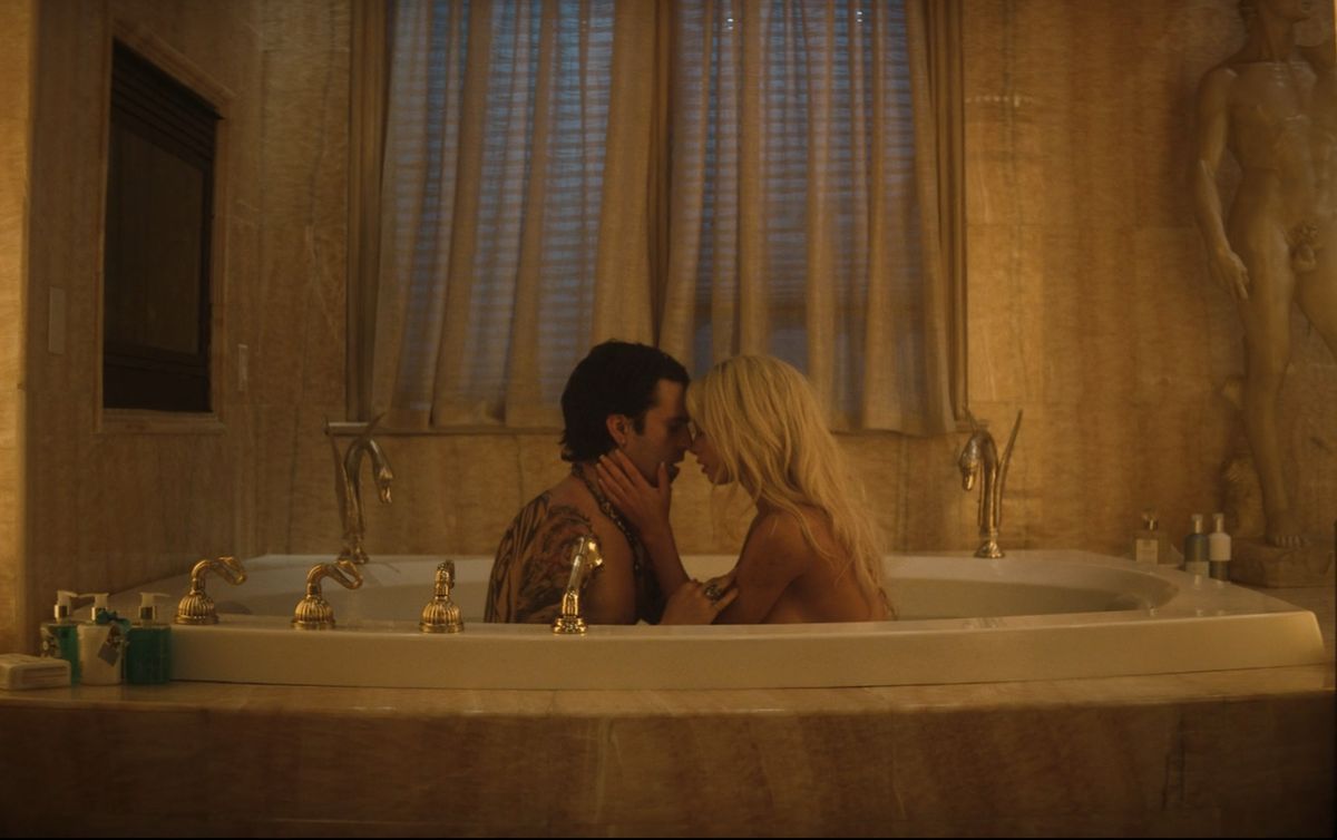 Tommy Lee i Pamela Anderson (tu Sebastian Stan i Lily James w świetnej charakteryzacji) znali się cztery dni przed ślubem. Rozchodzili się i schodzili, ich związek był pełen przemocy. Wzięli rozwód po trzech latach
