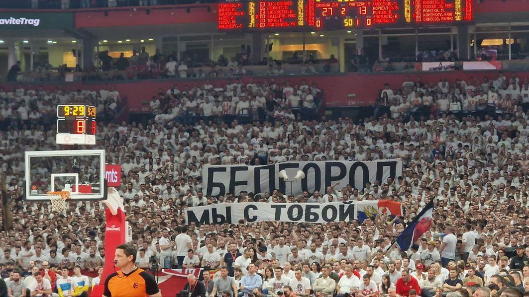 Zdjęcie okładkowe artykułu: Twitter / Na zdjęciu: baner na meczu koszykarskim w Belgradzie