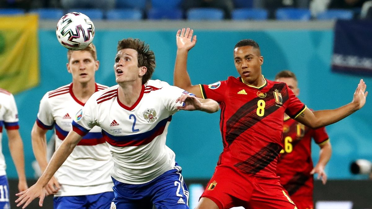 Mario Fernandes (Rosja) i Youri Tielemans (Belgia)